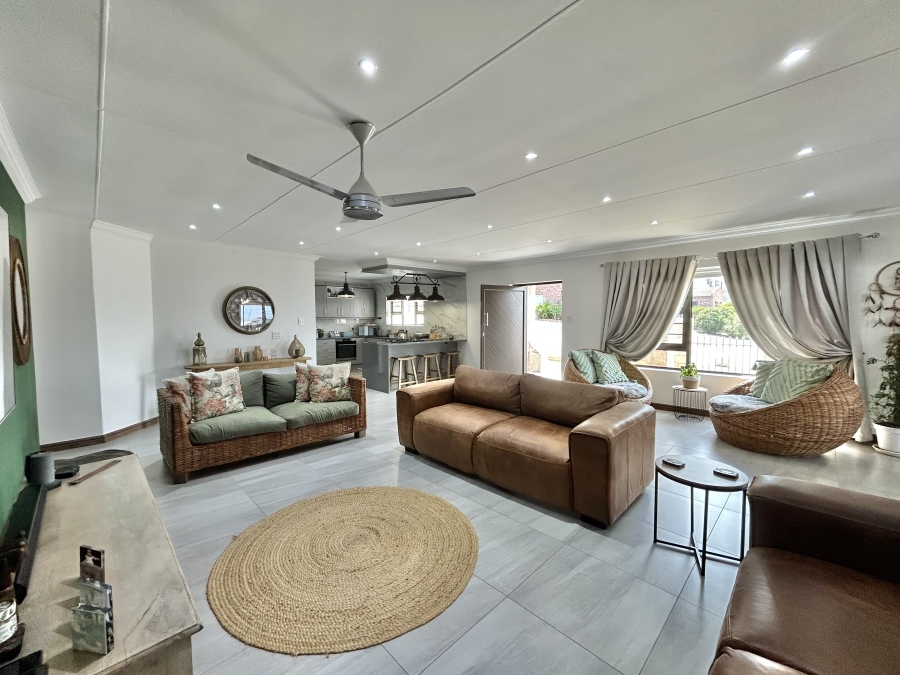 4 Bedroom Property for Sale in Wavecrest Eastern Cape